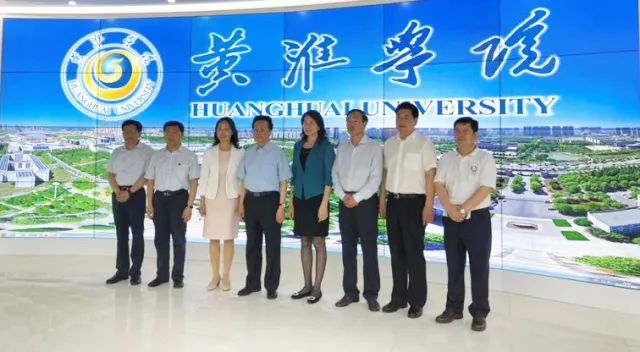 中華職業(yè)教育社理事長(zhǎng)陳昌智、河南省副省長(zhǎng)霍金花一行參觀(guān)展廳